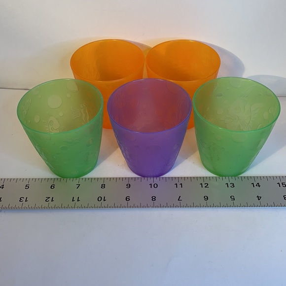 Kids drinking cups Set of small plastic drinking cups in multiple colors - Picture 5 of 7